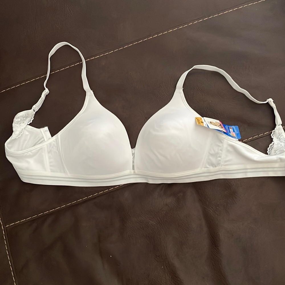 HANES—-Woman’s Wireless Medium 34-36 C/D